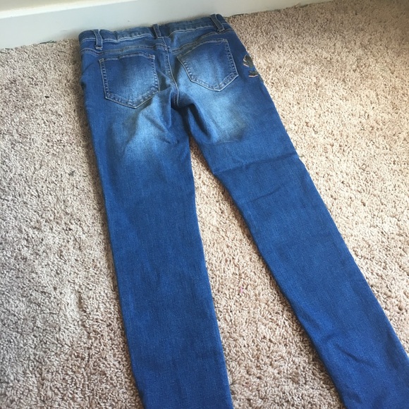 Light wash jeans with roses - Picture 6 of 8